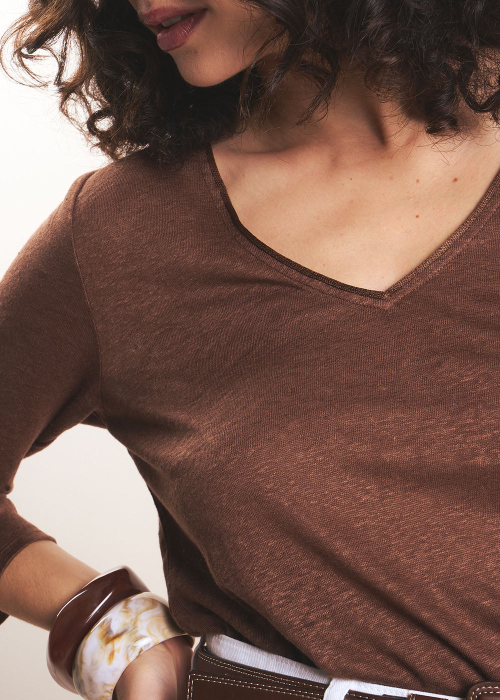 Linen T-shirt with V-neck - Sud Express - 2 - Sud Express