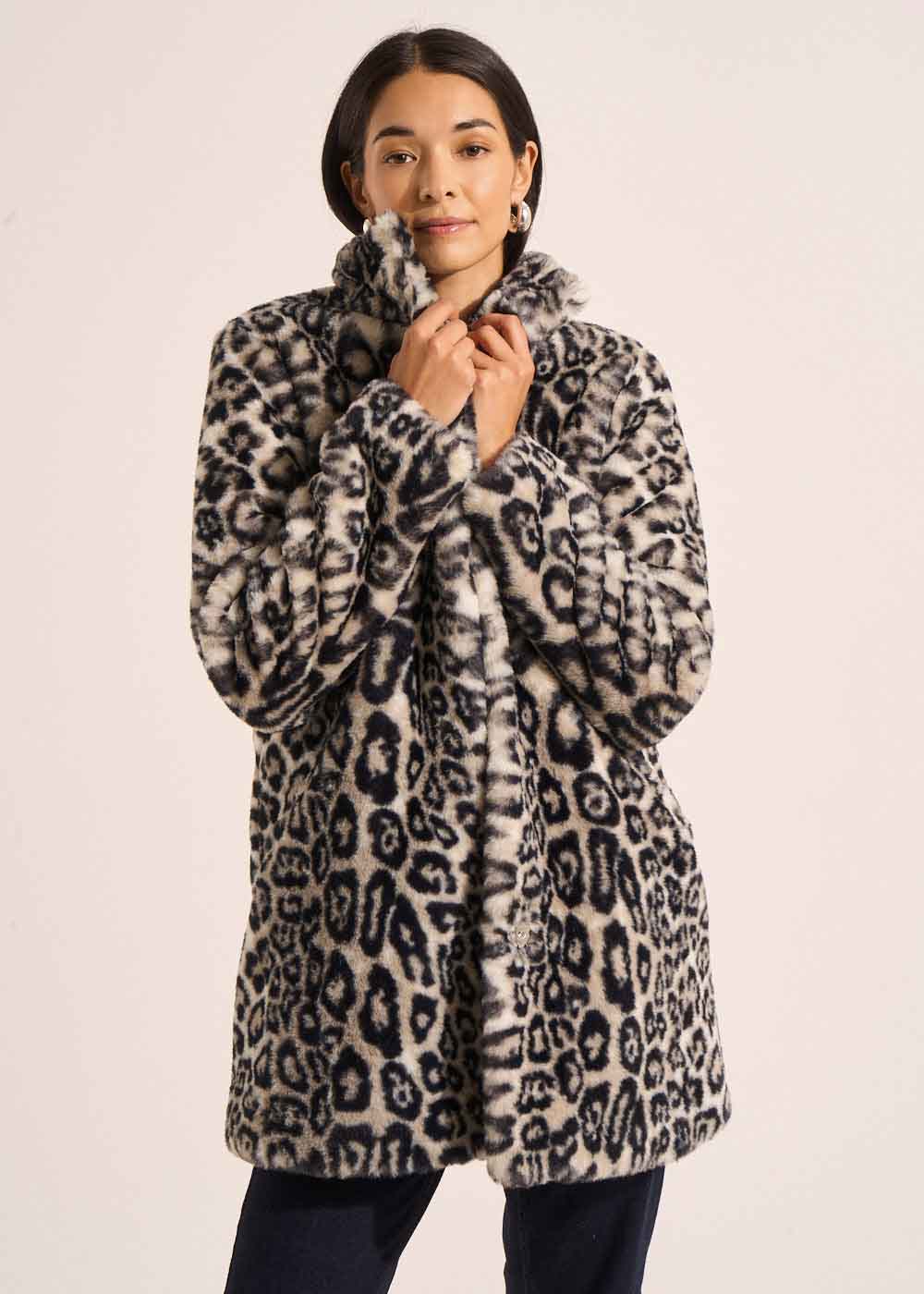 Fitted leopard print faux fur coat with stand-up collar - Sud Express - 5 - Sud Express