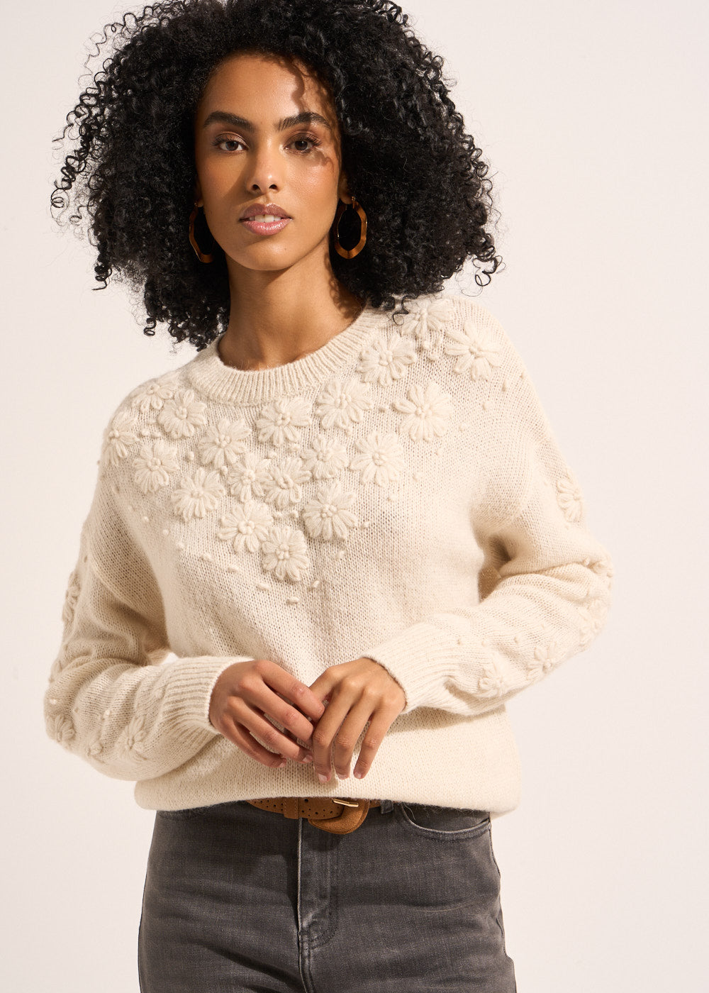 Sweater decorated with handmade daisies - Sud Express - 7 - Sud Express