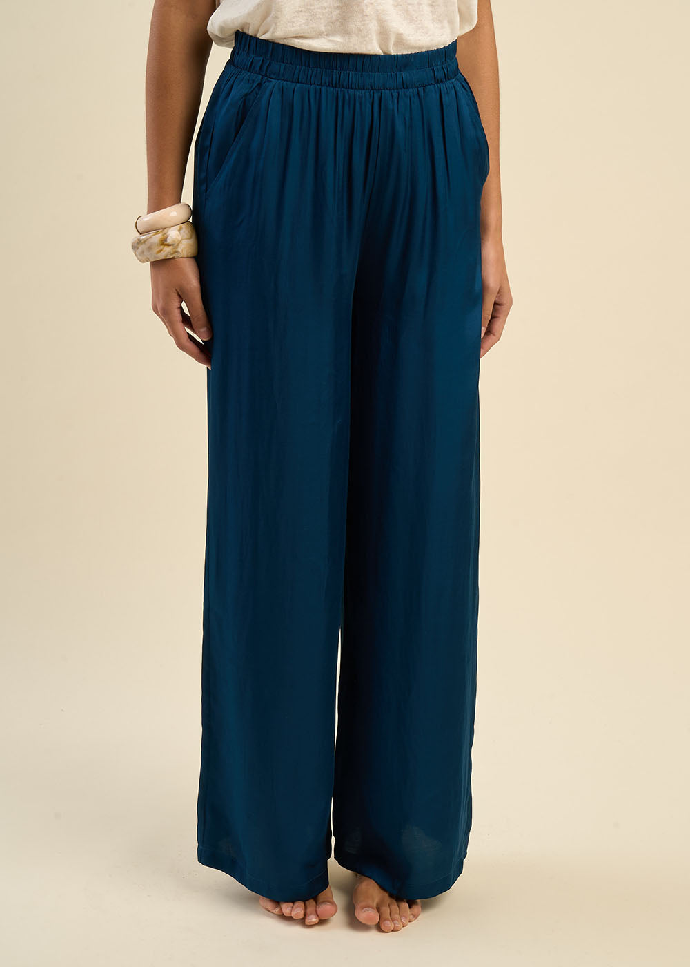 Wide-leg satin trousers  - Sud Express - 4 - Sud Express