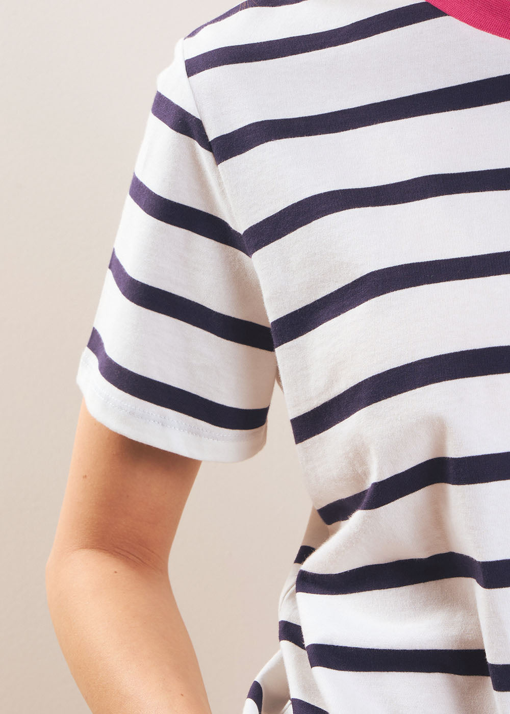 Striped T-shirt with a fuchsia collar - Sud Express - 5 - Sud Express