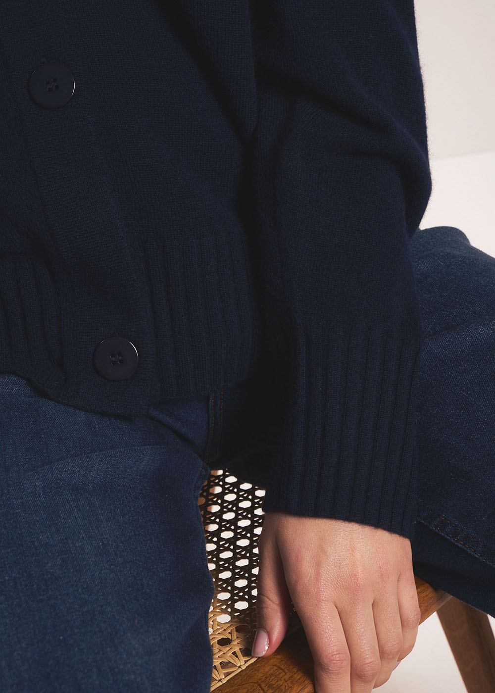 Loose-fitting cashmere V-neck cardigan - Sud Express - 4 - Sud Express