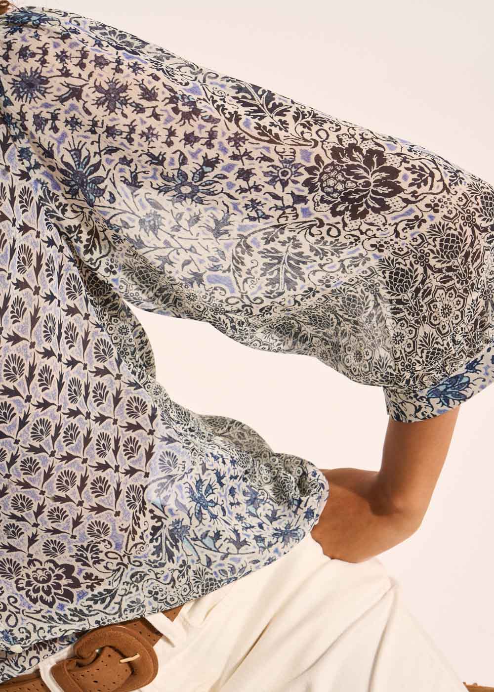 Printed flowing blouse with round neck and long puffed sleeves - Sud Express - 5 - Sud Express