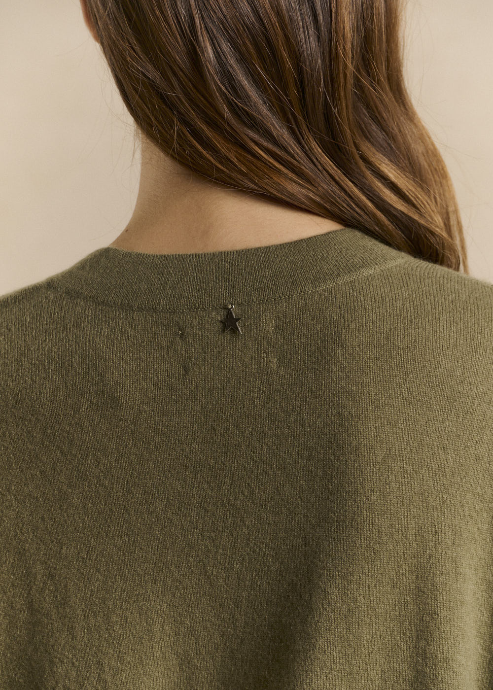 Loose-fitting cashmere jumper with a Tunisian collar - Sud Express - 4 - Sud Express