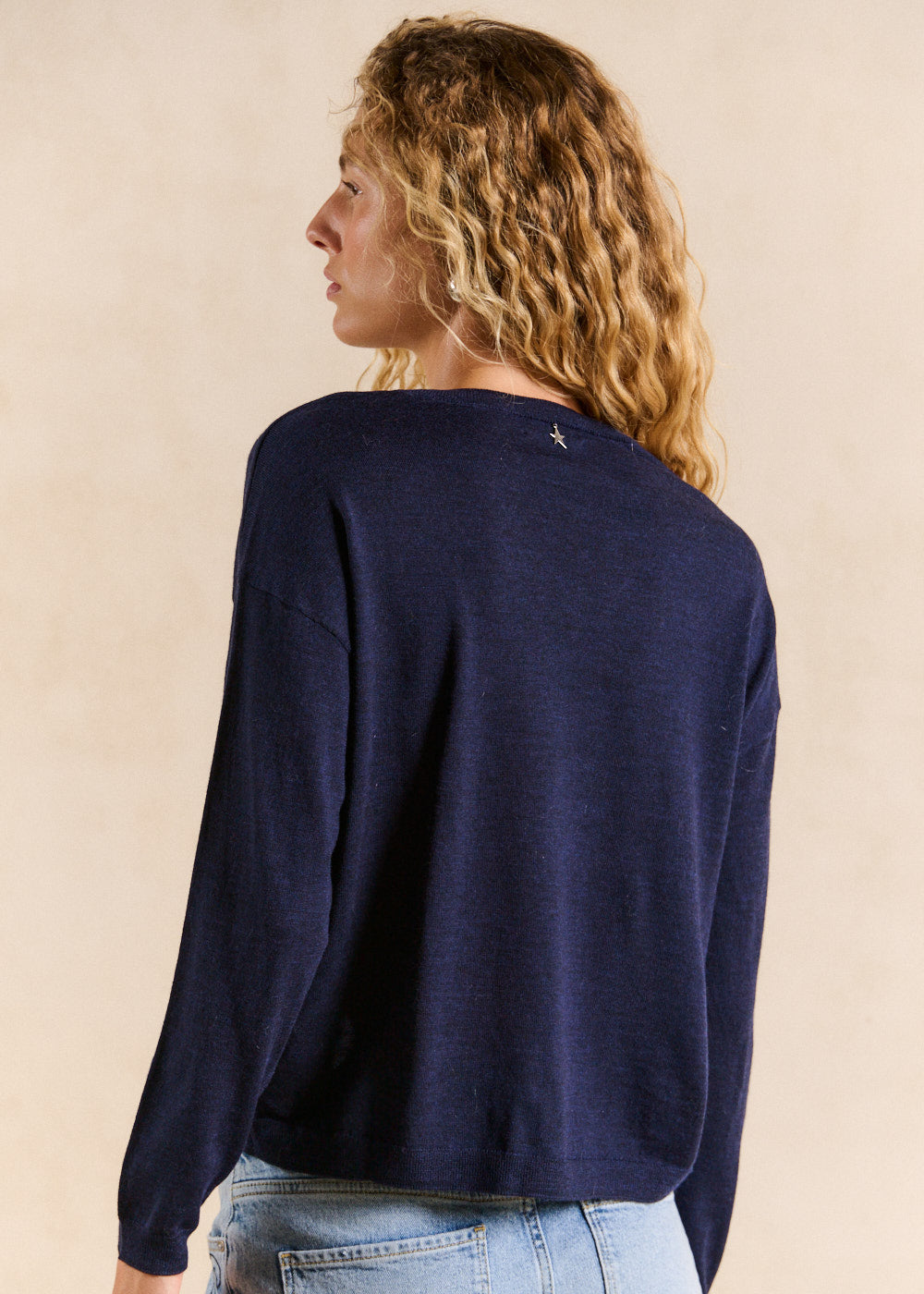 V-neck wool sweater with relaxed fit - Sud Express - 3 - Sud Express