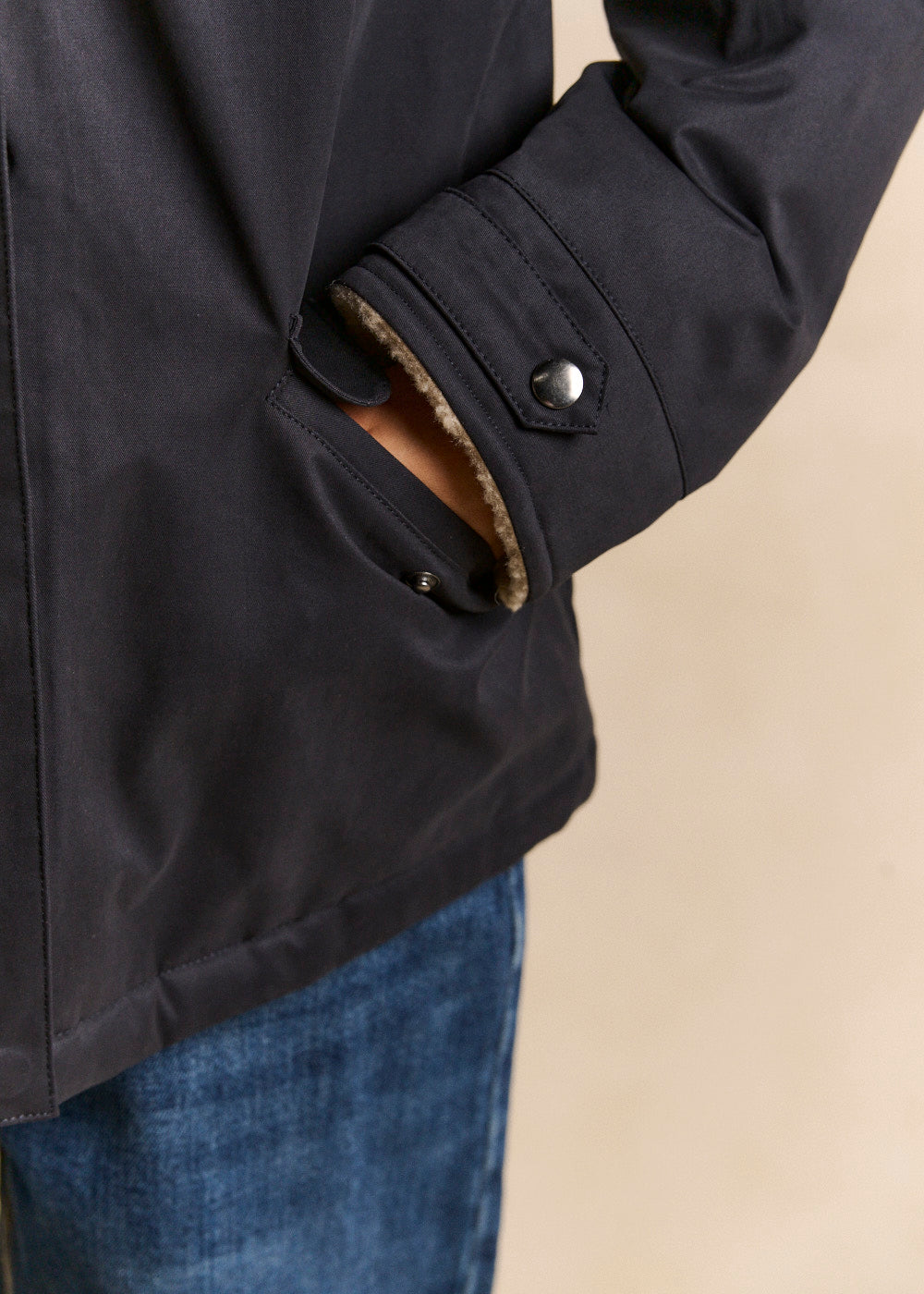 Short water-repellent jacket lined with faux fur and hood - Sud Express - 5 - Sud Express