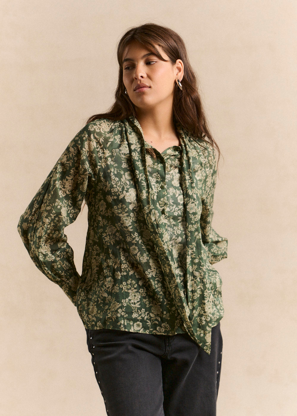 Floral-print blouse with a cravat collar - Sud Express - 5 - Sud Express