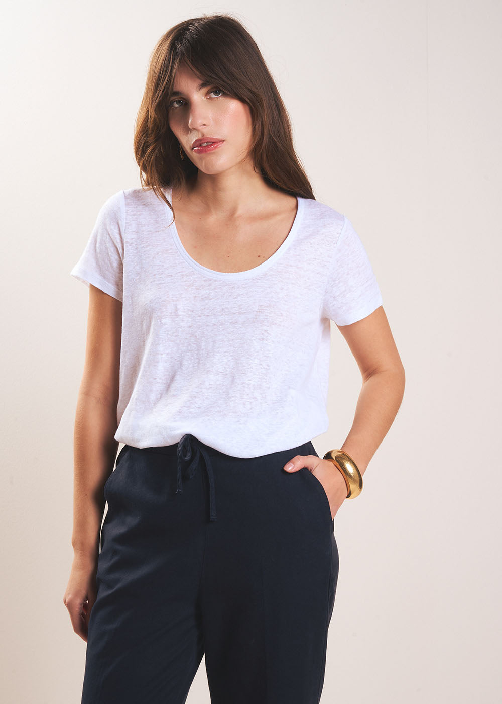 Linen T-shirt with open round neckline - Sud Express - 5 - Sud Express
