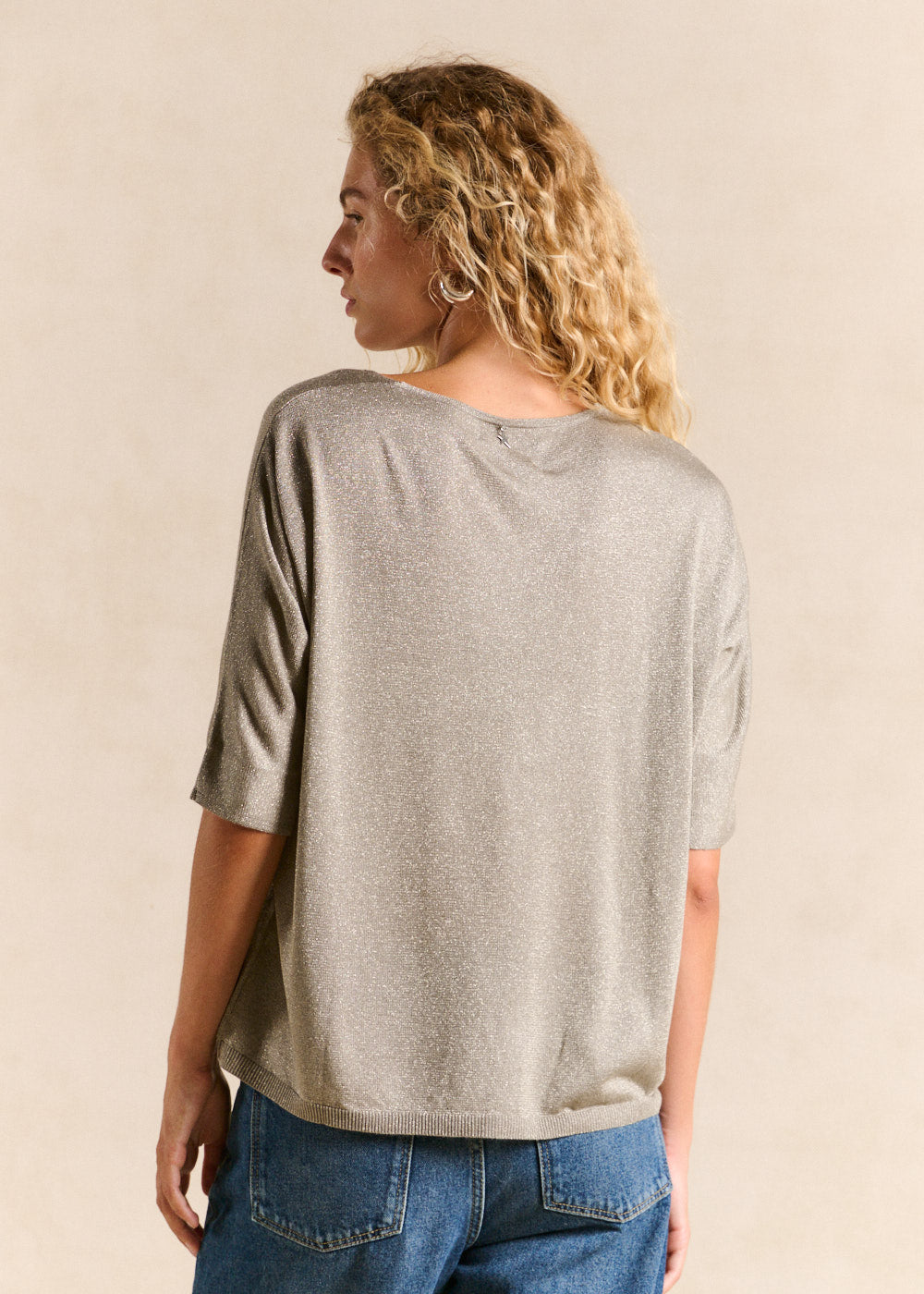 MIKOLOR Oversized V-neck jumper in shiny knit with short sleeves - 3 - Sud Express - Sud Express
