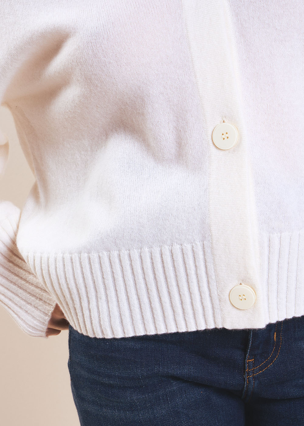 Loose-fitting cashmere V-neck cardigan - Sud Express - 4 - Sud Express