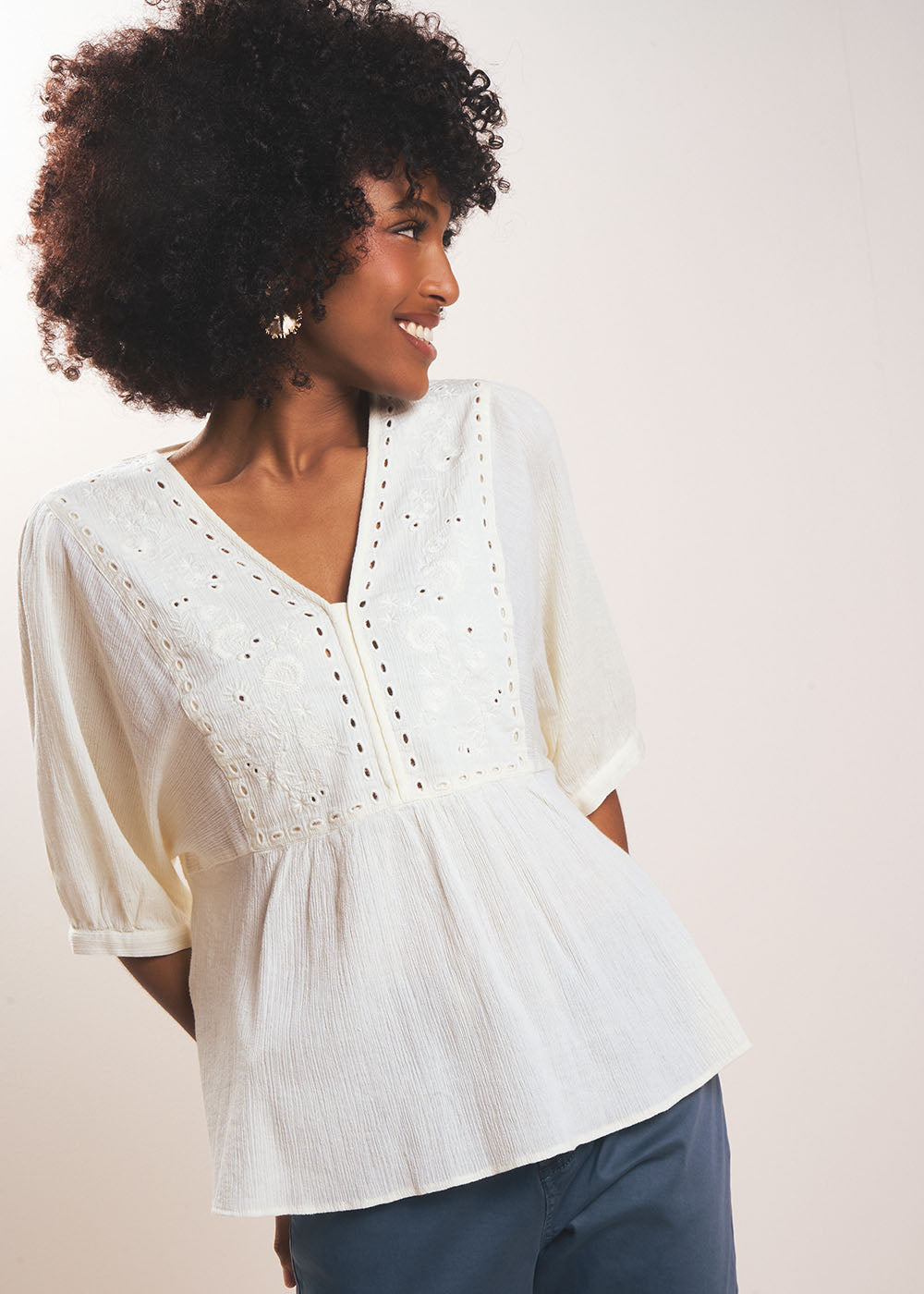 Embroidered V-neck top with short balloon sleeves - Sud Express - 5 - Sud Express