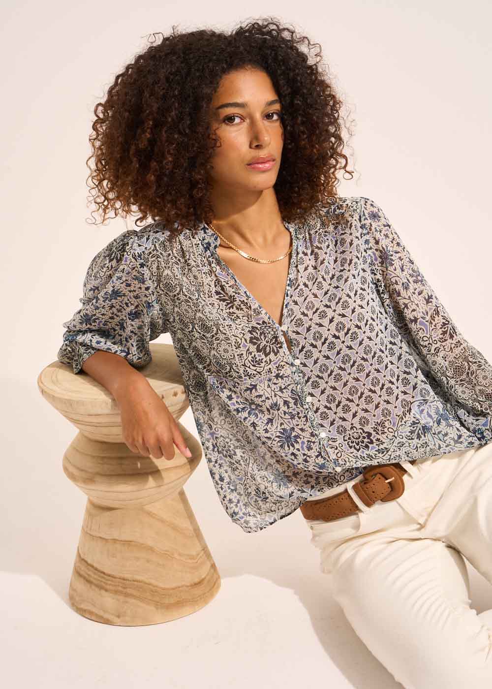 Printed flowing blouse with round neck and long puffed sleeves - Sud Express - 4 - Sud Express