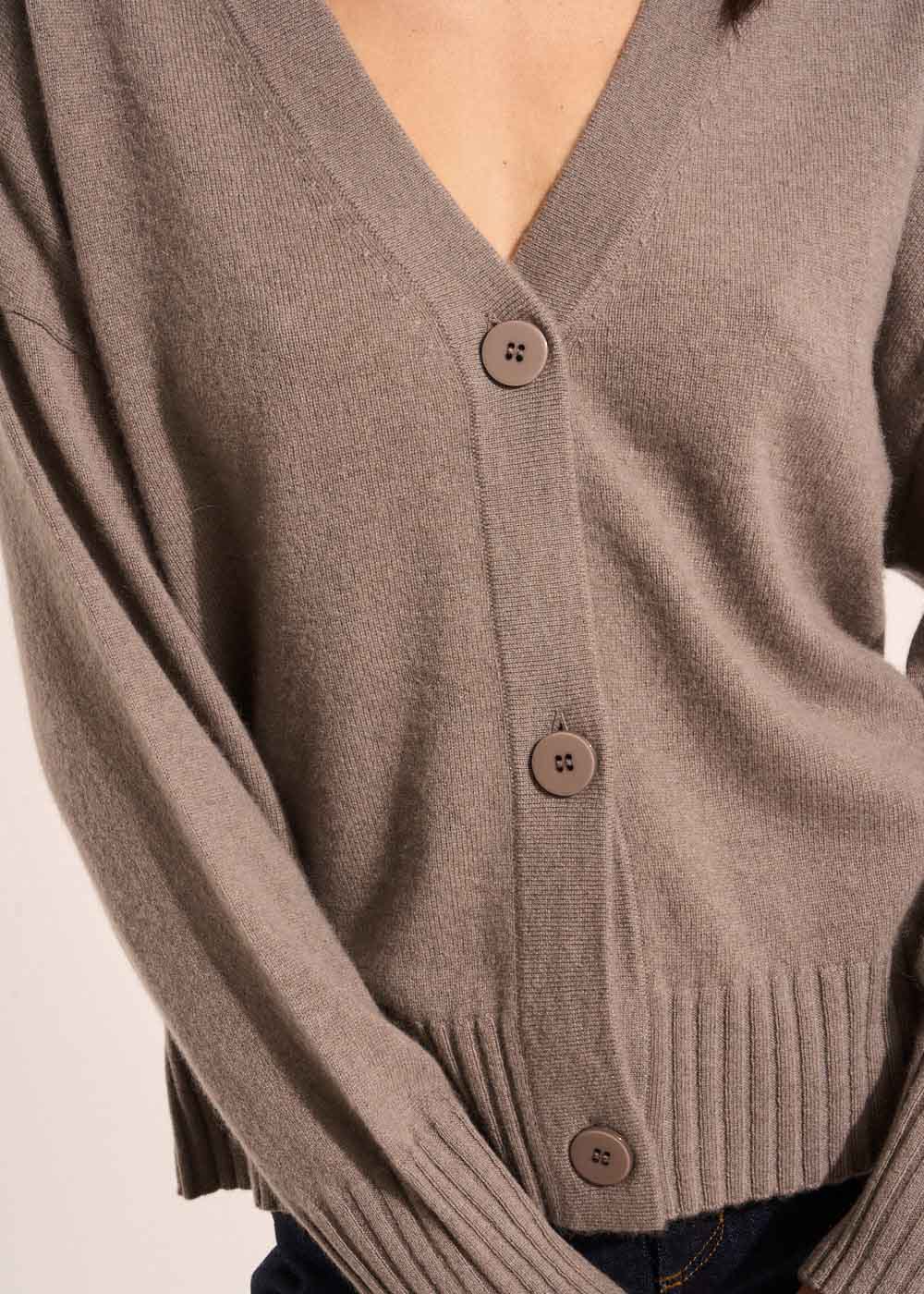 Loose-fitting cashmere V-neck cardigan - Sud Express - 2 - Sud Express