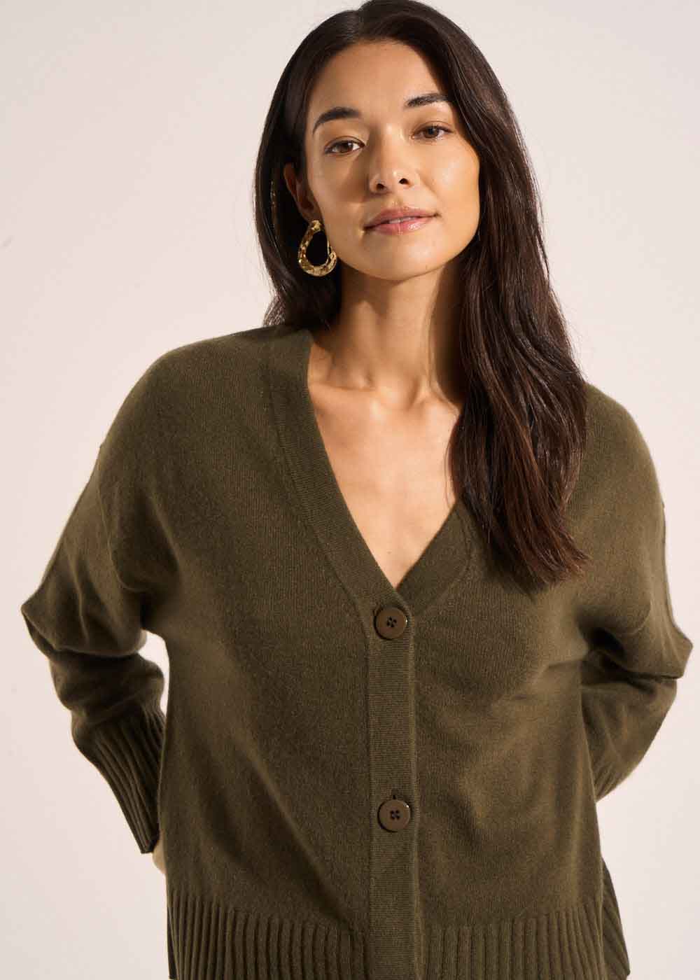 Loose-fitting cashmere V-neck cardigan - Sud Express - 4 - Sud Express