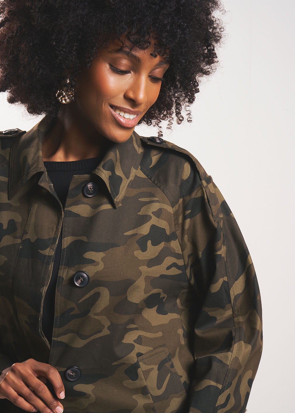 Short cotton trench coat with camouflage print - Sud Express - 4 - Sud Express