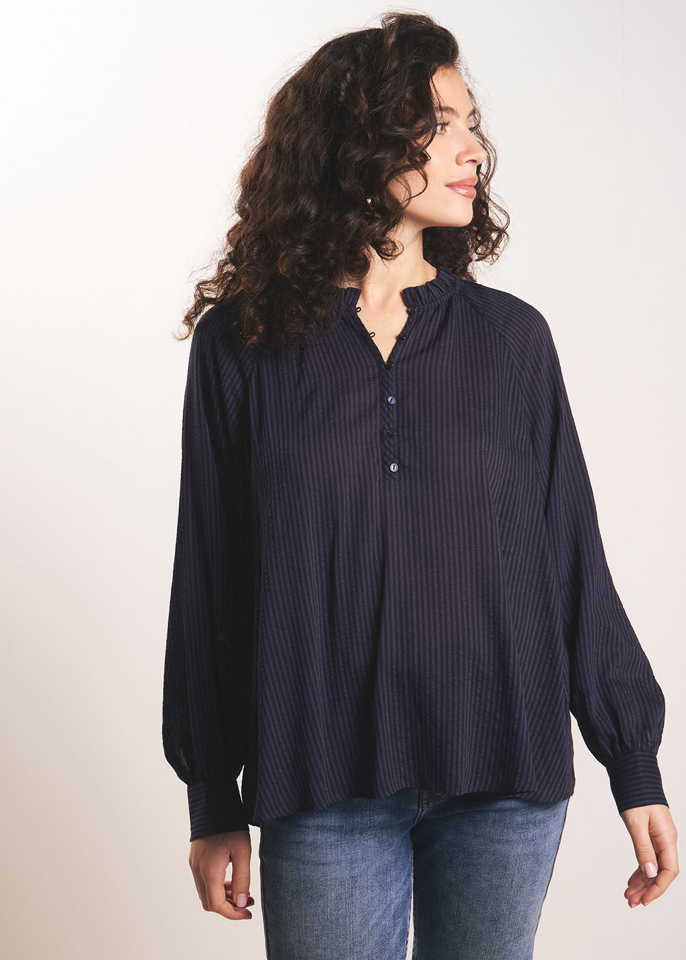 Flowing blouse with a croquet collar and raglan sleeves - Sud Express - 5 - Sud Express