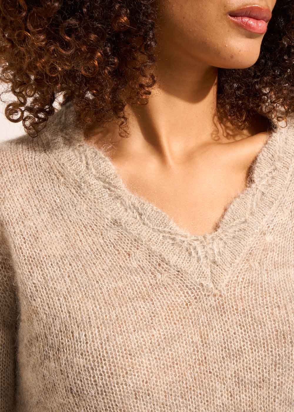 V-neck sweater with crochet details - Sud Express - 2 - Sud Express