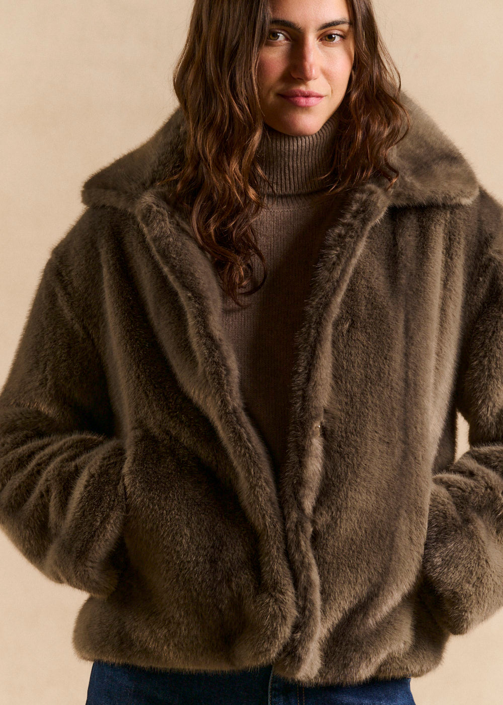 Short faux fur coat with a stand-up collar - Sud Express - 1 - Sud Express