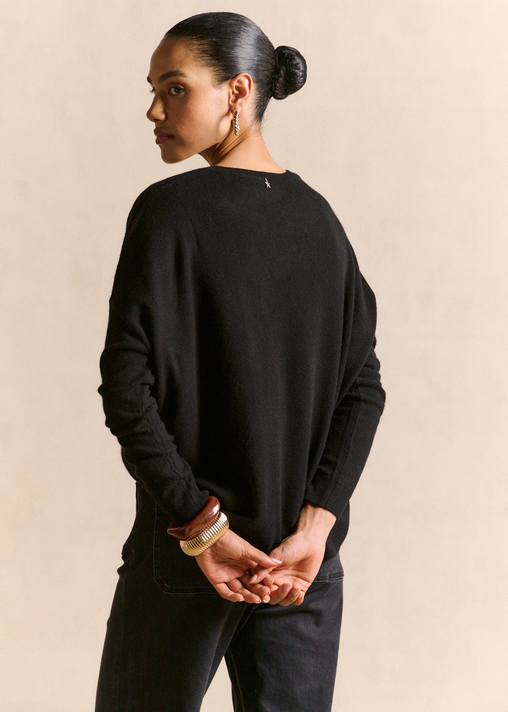 Cashmere V-neck sweater flared fit - Sud Express - 3 - Sud Express