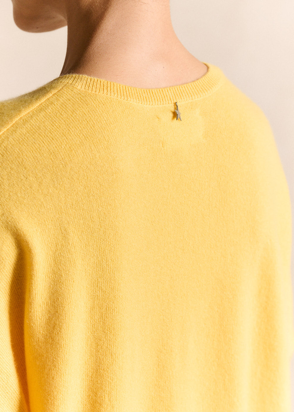 Cashmere V-neck sweater flared fit - Sud Express - 3 - Sud Express