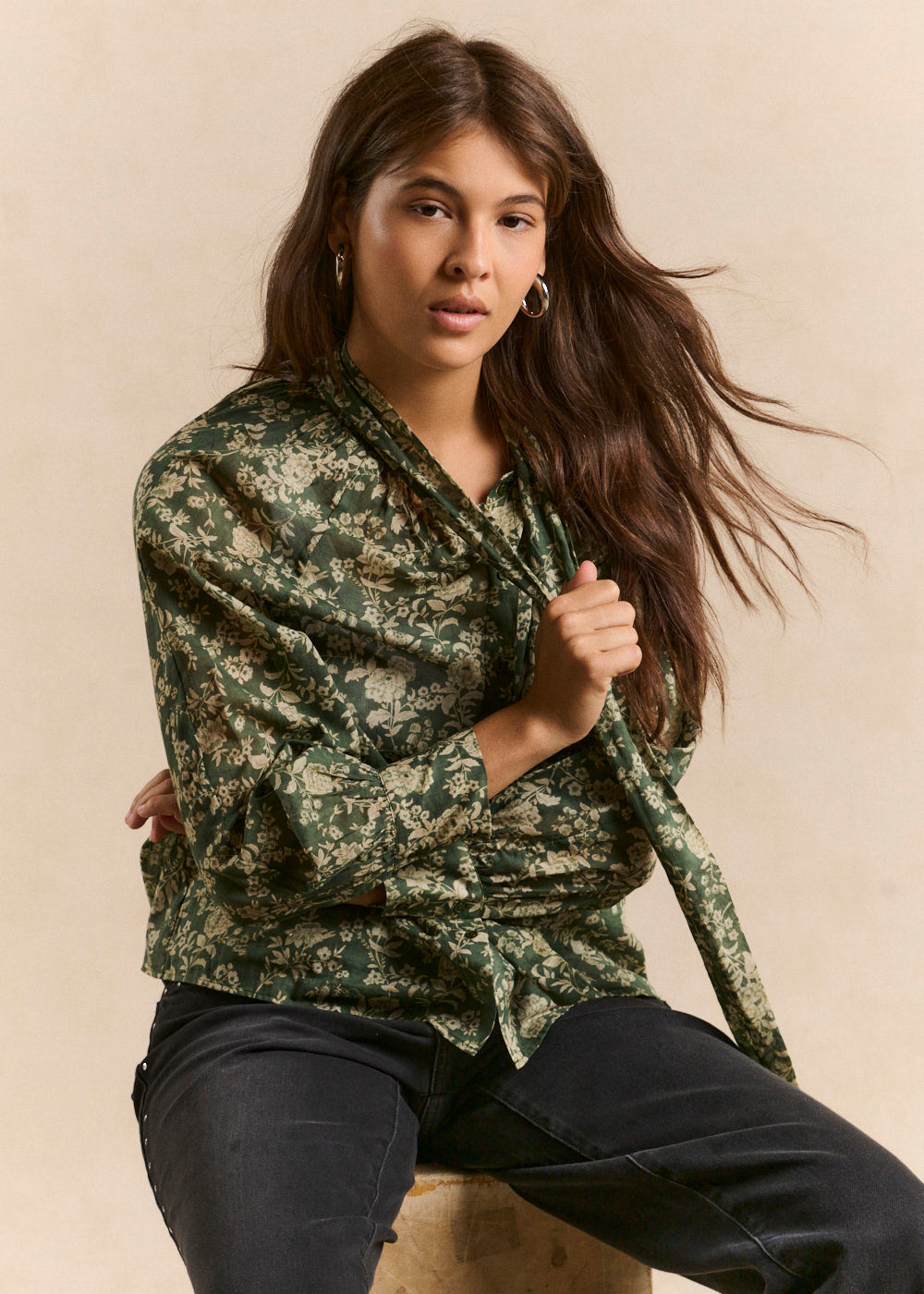 Floral-print blouse with a cravat collar - Sud Express - 4 - Sud Express