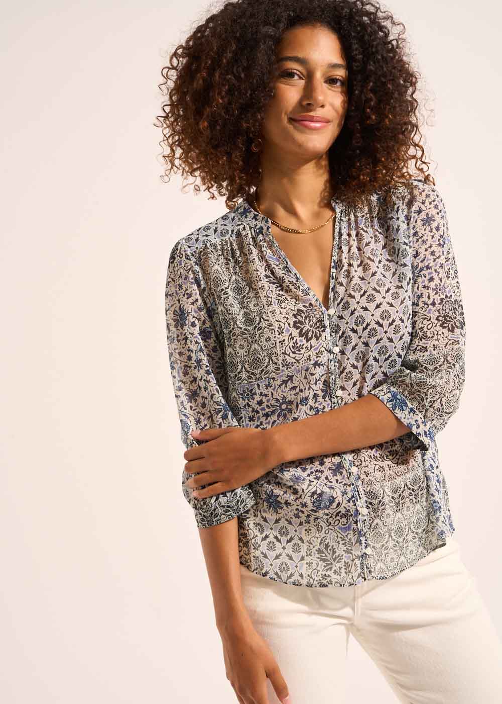 Printed flowing blouse with round neck and long puffed sleeves - Sud Express - 6 - Sud Express