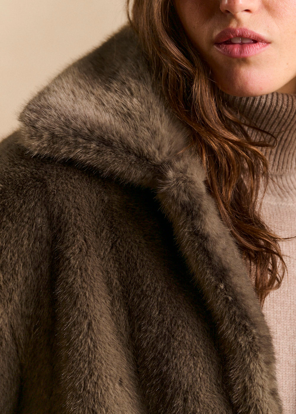 Short faux fur coat with a stand-up collar - Sud Express - 2 - Sud Express
