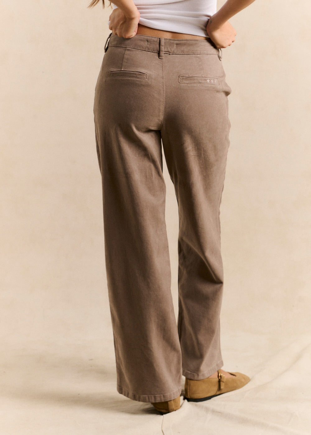 Straight pants with a peach skin touch - Sud Express - 3 - Sud Express