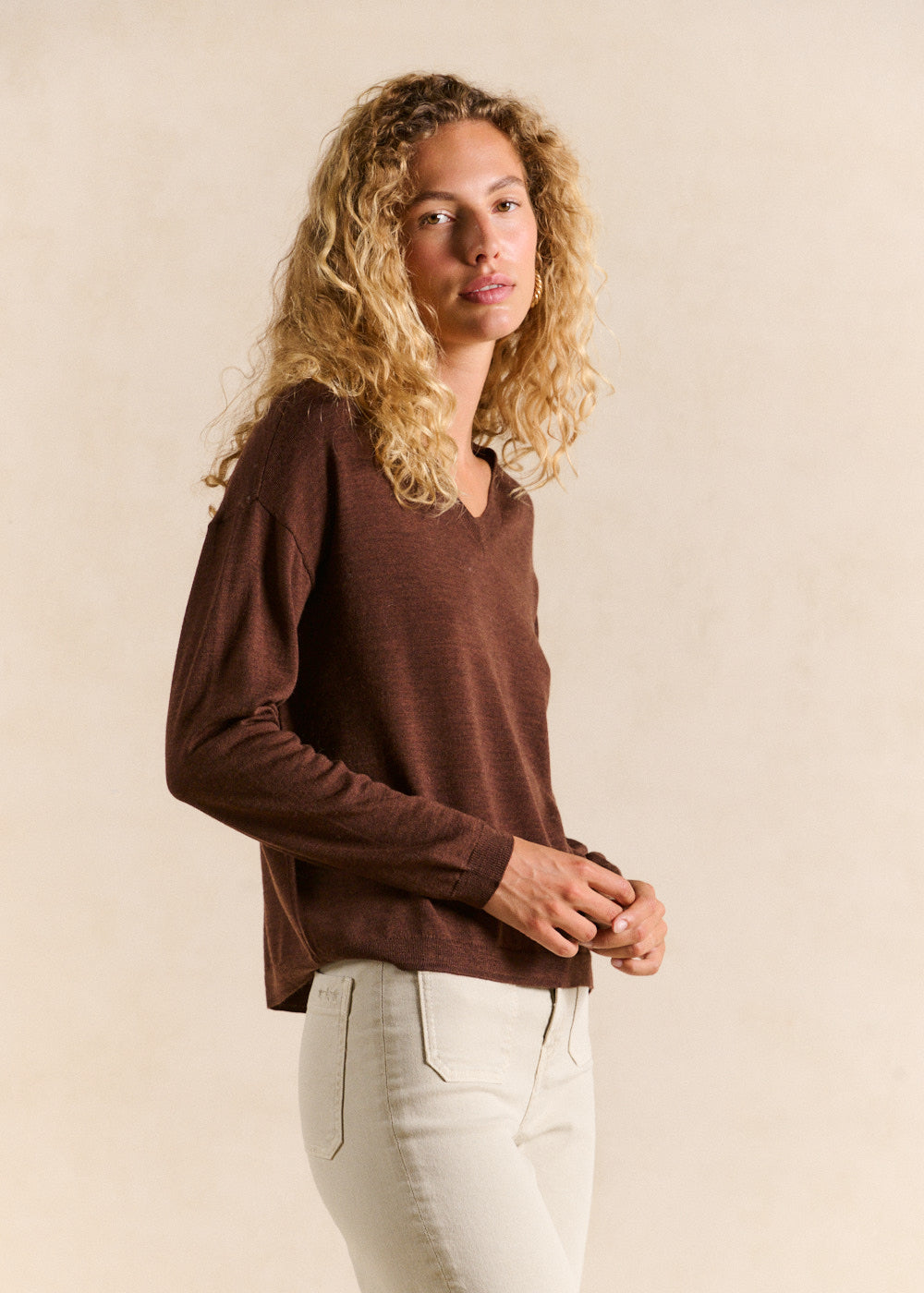 V-neck wool sweater with relaxed fit - Sud Express - 4 - Sud Express