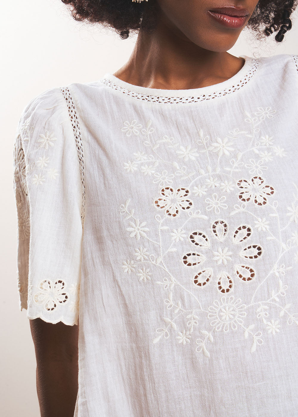 Floral embroidered top with short sleeves - Sud Express - 4 - Sud Express