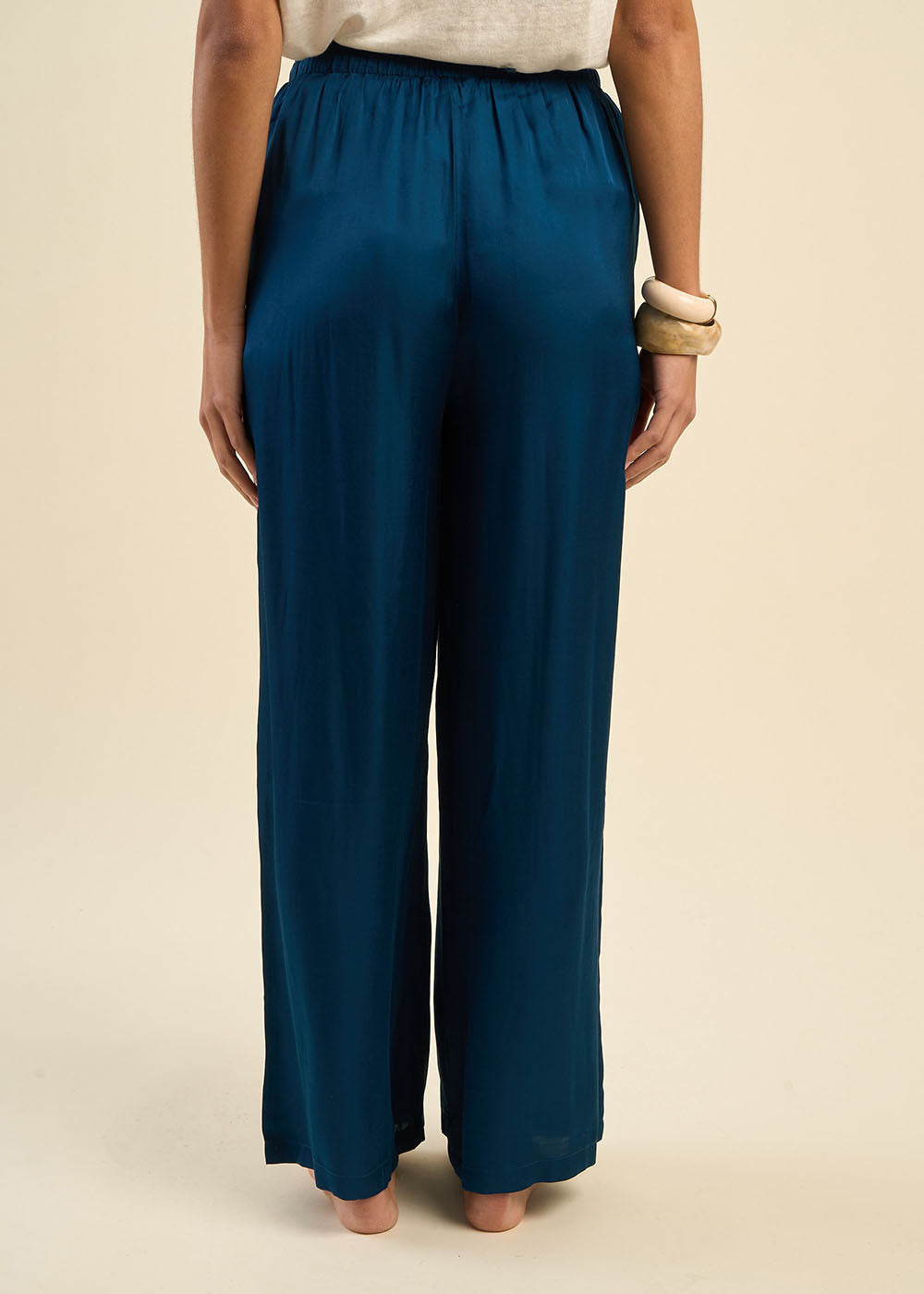Wide-leg satin trousers  - Sud Express - 3 - Sud Express