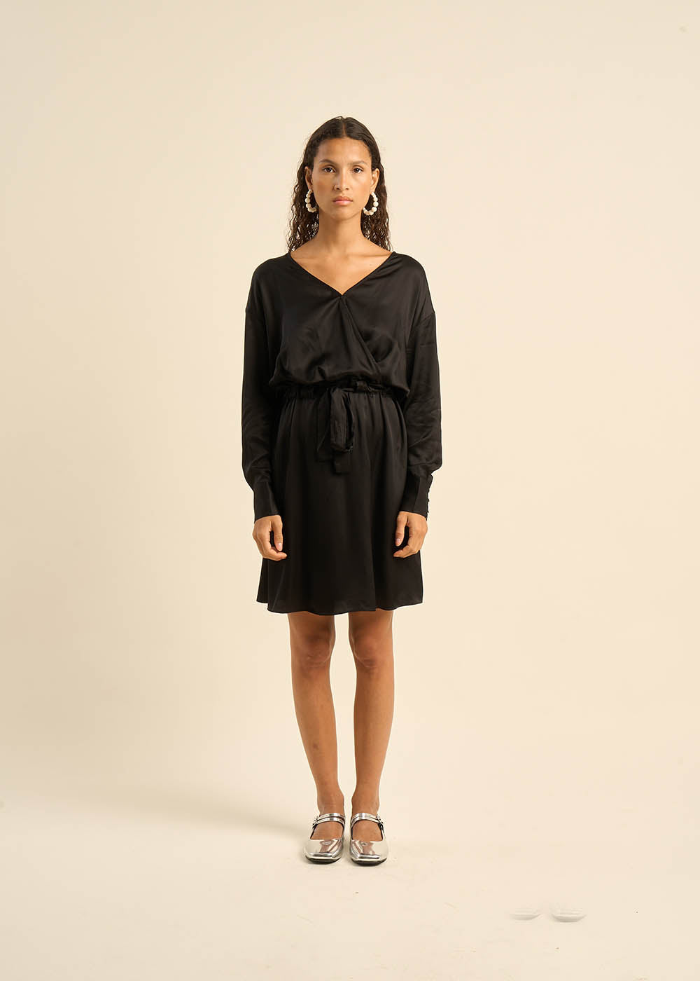 Short satin belted dress - Sud Express - 5 - Sud Express