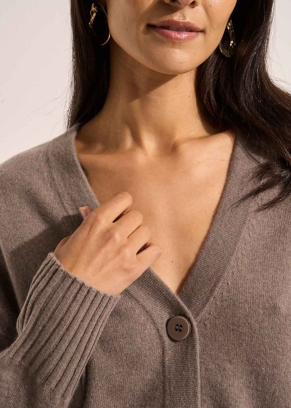 Loose-fitting cashmere V-neck cardigan - Sud Express - 4 - Sud Express