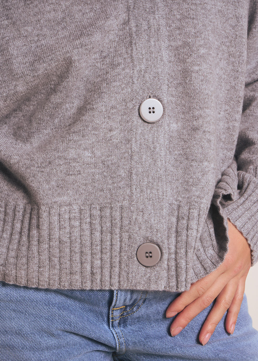 Loose-fitting cashmere V-neck cardigan - Sud Express - 2 - Sud Express