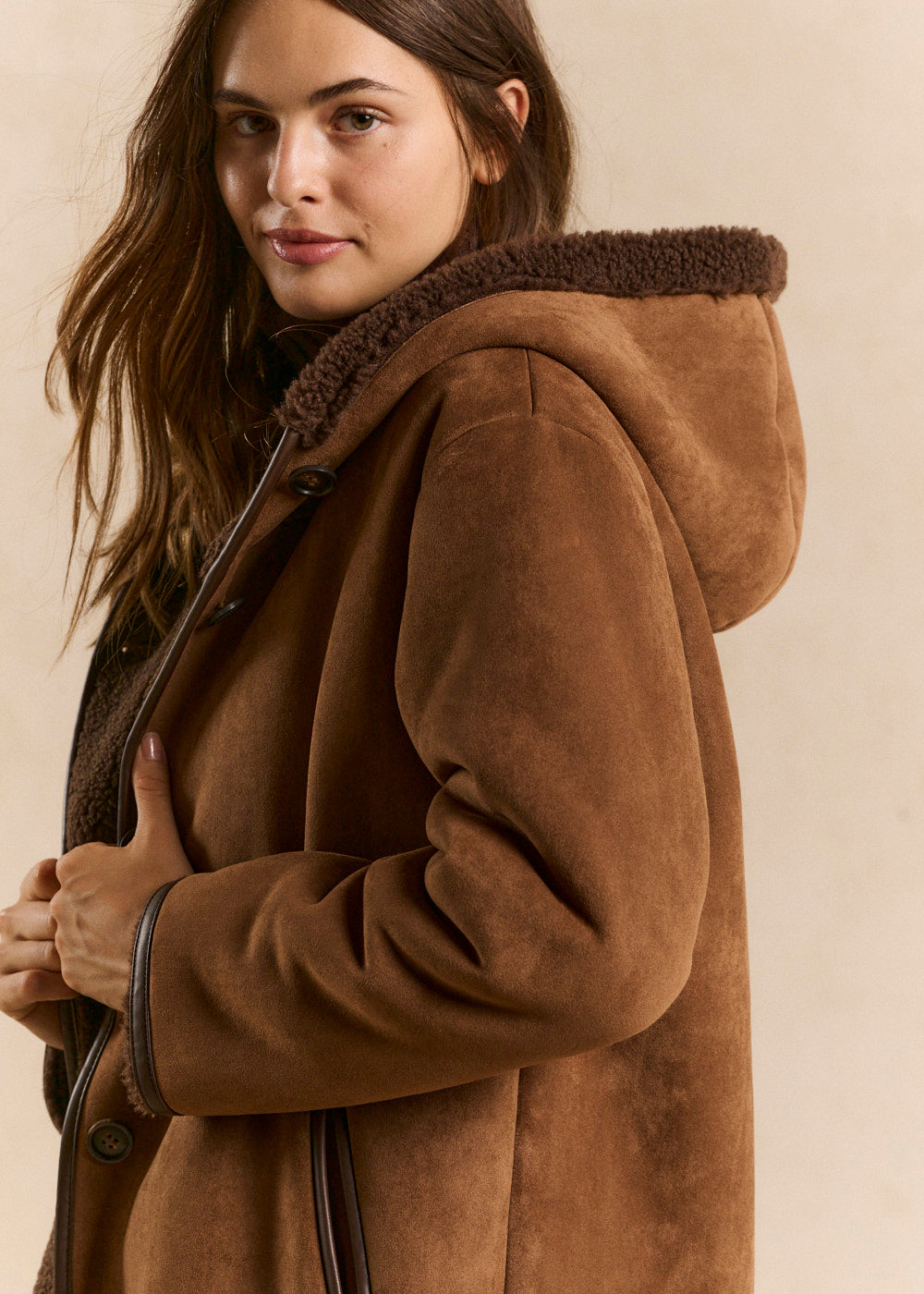 Manteau ample en peau lainée à capuche - Sud Express - 2 - Sud Express
