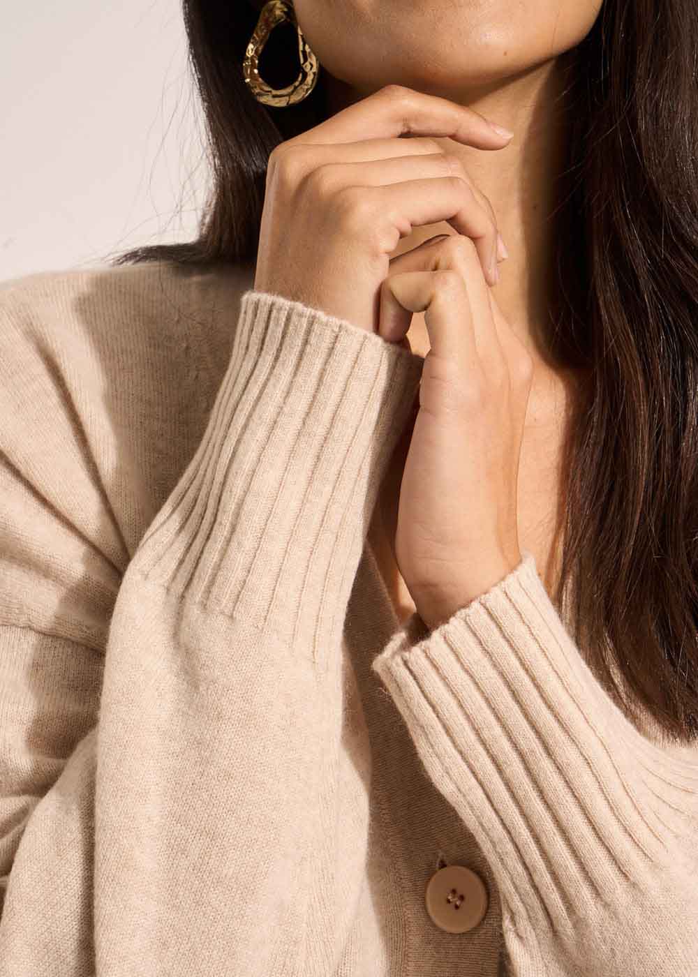 Loose-fitting cashmere V-neck cardigan - Sud Express - 4 - Sud Express